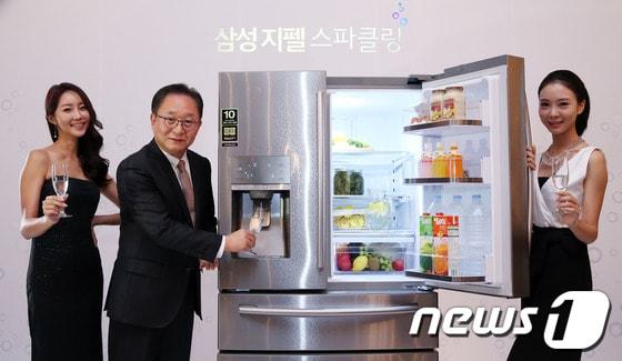 본문 이미지 - 엄영훈 삼성전자 부사장&#40;왼쪽 두 번째&#41;이 1일 오전 서울 강남구 논현동 파티오나인에서 정수된 물과 얼음, 스파클링 워터까지 마실 수 있는 기능을 탑재한 &#39;삼성 지펠 스파클링 냉장고&#39;를 선보이고 있다. 2013.10.1 뉴스1  © News1   &#40;서울=뉴스1&#41;