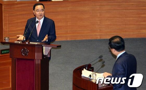 본문 이미지 - 정홍원 국무총리이 1일 오전 서울 여의도 국회에서 열린 본회의에서 신경민 민주당 의원의 질의에 답하고 있다. 여야 의원들은 이날 정부의 기초연금 후퇴 논란과 채동욱 전 검찰총장 사퇴 파문과 관련한 긴급현안질의를 실시했다. 2013.10.1/뉴스1 © News1   허경 기자