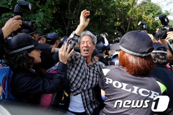 본문 이미지 - 한전이 밀양 송전선로 공사재개에 따른 호소문을 발표한 1일 오전 경남 밀양 단장면 바드리마을에서 경찰들과 주민들이 대치하고 있다. 2013.10.1/뉴스1 © News1   전혜원 기자