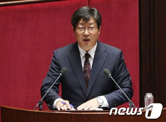 본문 이미지 - 이춘석 민주당 의원이 1일 서울 여의도 국회 본회의에서 기초연금 및 채동욱 전 검찰총장 관련 긴급현안질문을 하고 있다. 2013.10.1/뉴스1 © News1 송원영 기자