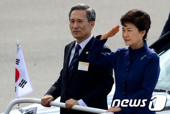 본문 이미지 - 박근혜 대통령이 1일 오전 경기도 성남 서울공항에서 열린 건군 제65주년 국군의 날 기념식에서 행사제대를 사열하고 있다. 2013.10.1/뉴스1 © News1 박정호 기자