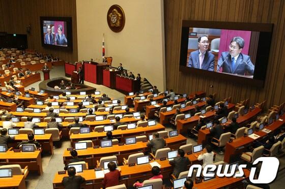 본문 이미지 - 1일 서울 여의도 국회 본회의장에서 열린 긴급 현안질문에서 정홍원 국무총리가 민주당 강기정 의원의 질의에 답하고 있다. 여야는 이날 긴급 현안질문에서 기초연금 공약 수정 논란과 채동욱 전 검찰총장 사퇴 등의 사안을 놓고 뜨거운 공방을 벌였다. 2013.10.1/뉴스1 © News1 오대일 기자