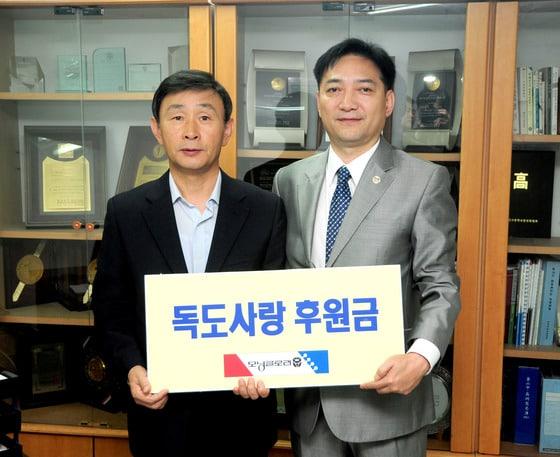 본문 이미지 - 허상일 모닝글로리 대표이사(왼쪽)와 전일재 독도사랑운동본부 사무총장. (독도사랑운동본부 제공) © News1 