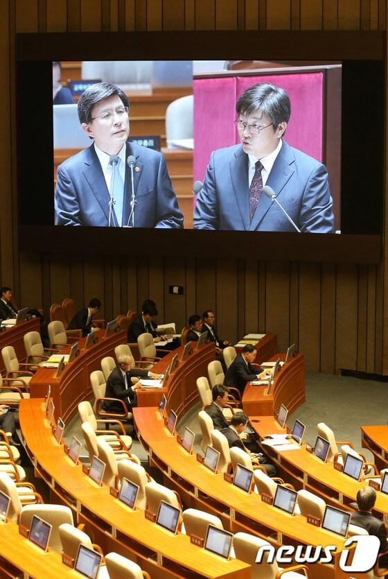 본문 이미지 - 이춘석 민주당 의원이 지난 1일 서울 여의도 국회 본회의에서 채동욱 전 검찰총장 관련 황교안 법무장관에게 질의하고 있다. 2013.10.1/뉴스1 © News1 송원영 기자