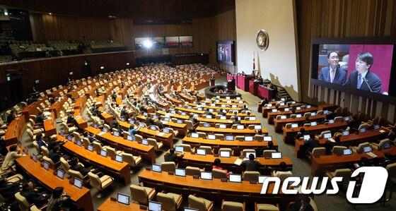 본문 이미지 - 안철수 무소속 의원이 1일 오후 서울 여의도 국회에서 열린 본회의에서 정홍원 국무총리에게 현안질의를 하고 있다. 여야 의원들은 이날 정부의 기초연금 후퇴 논란과 채동욱 전 검찰총장 사퇴 파문과 관련한 긴급현안질의를 실시했다. 2013.10.1/뉴스1 © News1 허경 기자