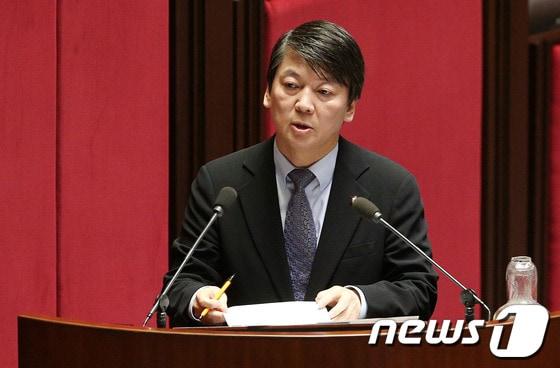 본문 이미지 - 무소속 안철수 의원이 1일 오후 서울 여의도 국회에서 열린 본회의에서 기초연금과 관련한 긴급 현안질문을 하고 있다. 여야는 이날 긴급 현안질문에서 기초연금 공약 수정 논란과 채동욱 전 검찰총장 사퇴 등의 사안을 놓고 뜨거운 공방을 벌였다. 2013.10.1/뉴스1 © News1 오대일 기자