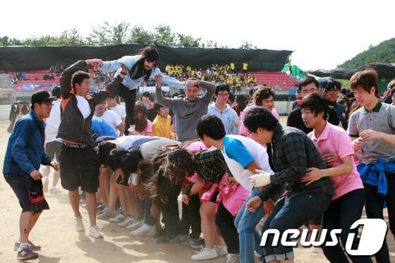 본문 이미지 - 허리를 굽혀 다리를 만들면 그 위로 걸어가게 하는 '놋다리밟기' 놀이에 즐거워하고 있다.<국제대 제공>© News1 