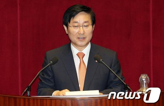 본문 이미지 - 박범계 민주당 의원이 1일 오후 서울 여의도 국회에서 열린 본회의에서 긴급 현안질문을 하고 있다. 여야는 이날 긴급 현안질문에서 기초연금 공약 수정 논란과 채동욱 전 검찰총장 사퇴 등의 사안을 놓고 뜨거운 공방을 벌였다. 2013.10.1/뉴스1 © News1   오대일 기자