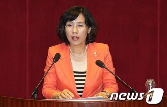 본문 이미지 - 새누리당 김현숙 의원이 지난 1일 국회 본회의에서 기초연금 공약과 관련, 긴급 현안질문을 하고 있다. © News1 