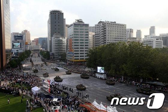 본문 이미지 - 건군 제 65주년 국군의 날인 1일 오후 서울 숭례문에서 세종대로 사거리까지 전차, 장갑차, 미사일 등 지상장비와 병력이 참가한 시가행진이 펼쳐지고 있다.2013.10.1/뉴스1