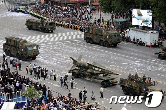 본문 이미지 - 지난 1일 오후 서울 태평로 거리에서 열린 건군 제65주년 국군의 날 시가행진에서 현무-1과 현무-2, 현무-3 미사일이 이동하고 있다.2013.10.1/뉴스1 © News1 이광호 기자