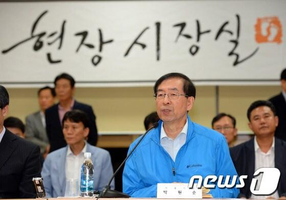 본문 이미지 - 박원순 서울시장이 1일 오후 서울 용산구 효창동주민센터 대강당에 마련된 현장시장실에 자리해 주민들에게 인사말을 하고 있다. 2013.10.1/뉴스1 © News1   정회성 기자