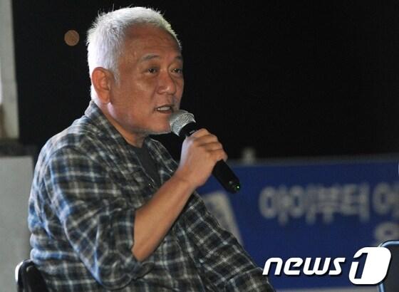 본문 이미지 - 민주당 김한길 대표가 1일 오후 울산시 동구 일산해수욕장 중앙광장에서 열린 '노숙자 김한길의 토크콘서트'에서 여는 말을 하고 있다. 2013.10.1/뉴스1 © News1 노화정 기자