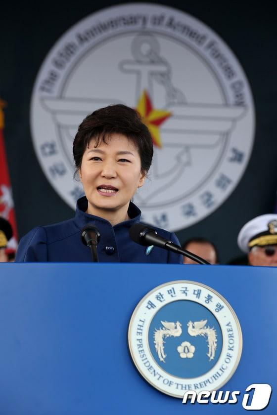 본문 이미지 - 박근혜 대통령이 지난 1일 경기도 성남 서울공항에서 열린 건군 제65주년 국군의 날 기념식에 참석해 축사를 하고 있다. &#40;청와대 제공&#41; 2013.10.1/뉴스1 © News1 박철중 기자