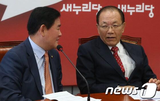 본문 이미지 - 황우여 새누리당 대표와 최경환 원내대표가 10일 오전 서울 여의도 국회에서 열린 최고위원회의에서 대화를 하고 있다. 2013.10.10/뉴스1 © News1 송원영 기자