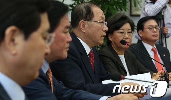 본문 이미지 - 황우여 새누리당 대표가 10일 오전 서울 여의도 국회에서 열린 최고위원회의에서 모두 발언을 하고 있다. 황 대표는 이날 회의에서 국가정보원의 국회 정보위원회 보고 내용과 관련 