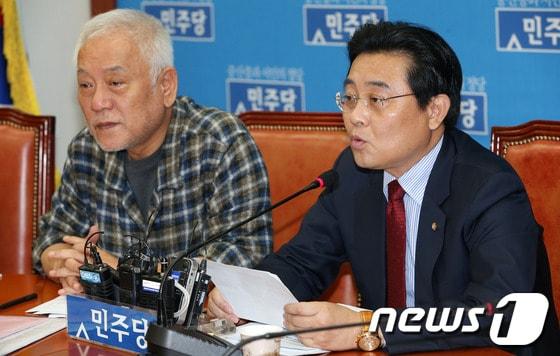 본문 이미지 - 민주당 전병헌 원내대표가 10일 오전 서울 여의도 국회에서 열린 24시 비상국회 운영본부회의에서 모두발언을 하고 있다. 2013.10.10/뉴스1 © News1   오대일 기자