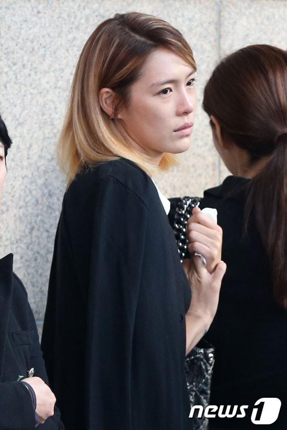 본문 이미지 - 지난 8일 알 수 없는 원인에 따른 뇌사 상태 중 사망한 가수 로티플스카이의 발인식이 엄수된 가운데 10일 오전 서초구 반포동 서울성모병원 장례식장을 찾은 가수 가희가 슬픔에 잠겨있다. 2013.10.10 스타뉴스/뉴스1  © News1   (서울=뉴스1)