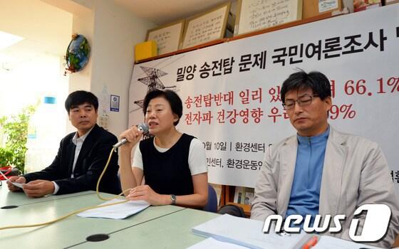 본문 이미지 - 지영선 환경운동연합 공동대표(가운데)가 10일 오전 서울 종로구 누하동 환경운동연합 사무국에서 열린 '밀양 송전탑 문제 국민여론조사 발표' 기자회견에 참석해 발언하고 있다.환경운동연합은 여론조사 결과 송전탑 건설 반대가 일리 있다는 응답이 66.1%, 송전탑 건설에 따른 건강영향이 우려 된다는 응답은 84.9%를 나타냈다고 발표했다. 2013.10.10/뉴스1 © News1   정회성 기자