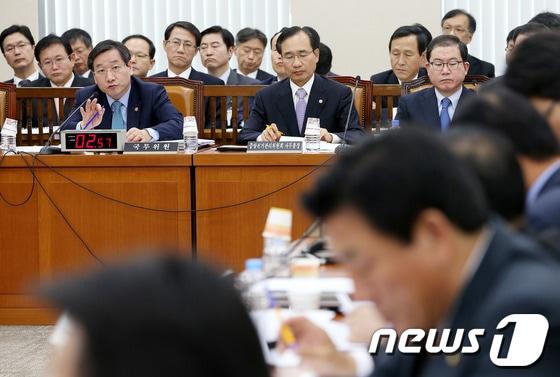 본문 이미지 - 유정복 안전행정부 장관이 10일 오전 서울 여의도 국회에서 열린 안전행정위원회 전체회의에 출석해 의원들의 질의에 답하고 있다. 2013.10.10/뉴스1 © News1   오대일 기자