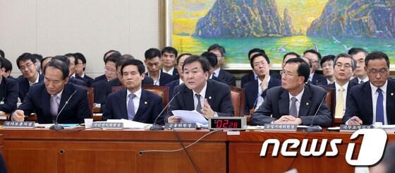 본문 이미지 - 신제윤 금융위원장이 10일 오전 서울 여의도 국회에서 열린 정무위원회 전체회의에서 의원들의 질의에 답변하고 있다. 2013.10.10/뉴스1 © News1 허경 기자