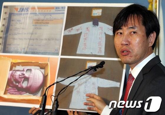 본문 이미지 - 하태경 새누리당 의원이 지난 10일 여의도 국회 정론관에서 협박소포 관련 기자회견을 열고 북한이 직접 보냈을 가능성이 있다고 주장하고 있다. © News1 