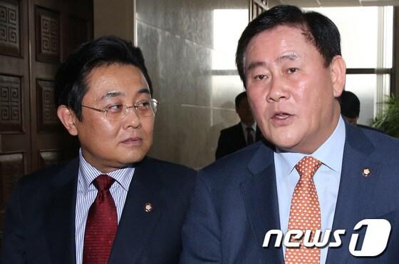 본문 이미지 - 새누리당 최경환, 민주당 전병헌 원내대표가 10일 오후 서울 여의도 국회에서 열린 운영위원회 전체회의를 마치고 나오며 대화를 하고 있다. 2013.10.10/뉴스1 © News1 송원영 기자