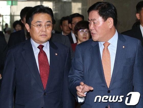 본문 이미지 - 새누리당 최경환, 민주당 전병헌 원내대표가 지난 10월10일 오후 국회에서 열린 운영위원회 전체회의를 마치고 나오며 대화를 하고 있다. © News1 