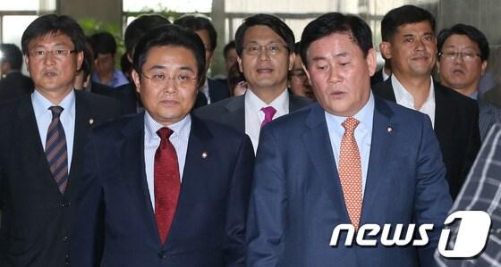 본문 이미지 - 새누리당 최경환, 민주당 전병헌 원내대표가 10일 오후 서울 여의도 국회에서 열린 운영위원회 전체회의를 마치고 나오며 대화를 하고 있다. 2013.10.10/뉴스1 © News1   송원영 기자