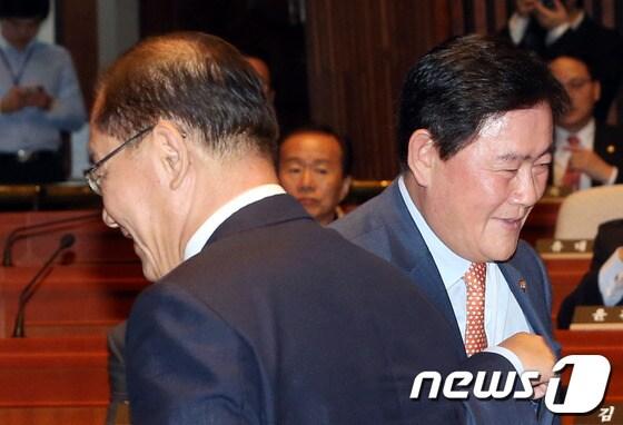 본문 이미지 - 황우여 새누리당 대표와 최경환 원내대표가 10일 오후 서울 여의도 국회에서 열린 의원총회에서 엇갈려 이동하고 있다. 2013.10.10/뉴스1 © News1   송원영 기자