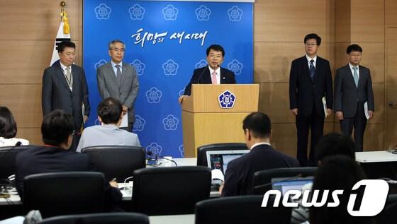 본문 이미지 - 정부는 원자력발전 관련 비리의 구조적 유착 문제를 근절하기 위한 '중장기 원전산업 개선방안'을 발표했다. 10일 오후 정부서울청사에서 관련부처 담당자들이 브리핑을 하고 있다. 2013.10.10/뉴스1 © News1   한재호 기자