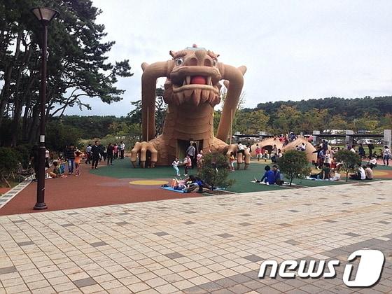 본문 이미지 - 한글날이자 공휴일인 9일 오후 울산 동구 대왕암공원 용테마 미르놀이터. 놀이터를 찾은 사람들로 인산인해를 이루고 있다.© News1 이상길 기자 