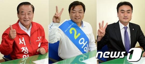 본문 이미지 - 10.30 재보궐선거 경기 화성갑 새누리당 서청원 후보&#40;왼쪽부터&#41;, 민주당 오일용 후보, 통합진보당 홍성규 후보가 10일 오후 경기도 화성 화성시선거관리위원회에서 재보궐선거 후보 등록을 하며 손으로 기호를 들어보이고 있다.후보자들은 17일부터 공식적인 선거운동을 시작한다. 2013.10.10/뉴스1 © News1 박세연 기자