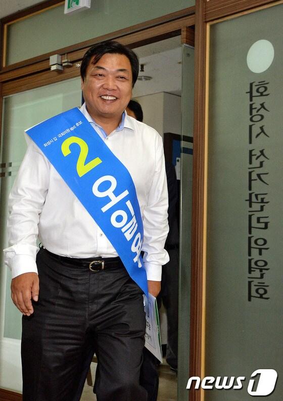 본문 이미지 - 10.30 재보궐선거 경기 화성갑 민주당 오일용 후보가 10일 오후 후보등록을 위해 경기도 화성 화성시선거관리위원회로 들어서고 있다.후보자들은 17일부터 공식적인 선거운동을 시작한다. 2013.10.10/뉴스1 © News1   박세연 기자
