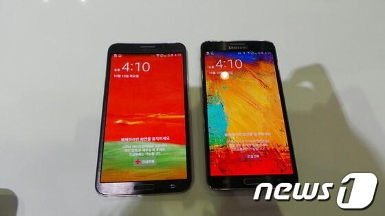본문 이미지 - 플렉서블 디스플레이를 탑재한 갤럭시 라운드&#40;왼쪽&#41;와 갤럭시 노트3.© News1 