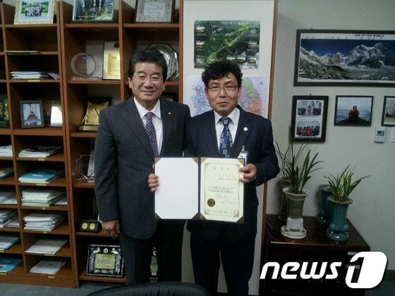 본문 이미지 - 독도사랑운동본부 총재 강석호 의원(왼쪽)과 정연수 해외협력국장./뉴스1 © News1 