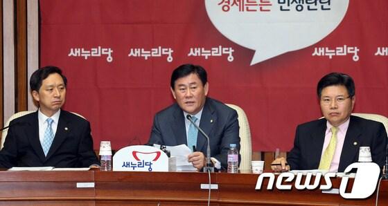 본문 이미지 - 최경환 새누리당 원내대표가 11일 오전 서울 여의도 국회에서 열린 원내대책회의에서 모두발언을 하고 있다. 최 원내대표는 제2차 남북정상회담 대화록 실종 사건과 관련한 전날 문재인 민주당 의원의 입장 발표에 대해 