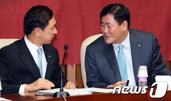 본문 이미지 - 최경환 새누리당 원내대표와 김기현 정책위의장이 11일 오전 서울 여의도 국회에서 열린 원내대책회의에서 대화를 나누고 있다. 2013.10.11/뉴스1 © News1 허경 기자