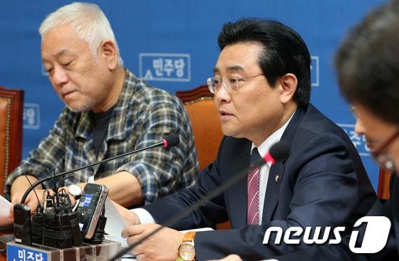 본문 이미지 - 민주당 전병헌 원내대표가 11일 오전 서울 여의도 국회에서 열린 최고위원회의에서 모두발언을 하고 있다. 2013.10.11/뉴스1 © News1   오대일 기자