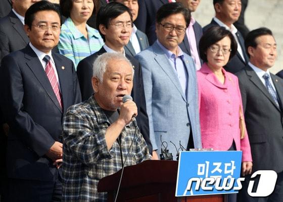 본문 이미지 - 민주당 김한길 대표가 11일 오전 서울 여의도 국회 본청 앞 계단에서 열린 &#39;국민 기 살리기&#39; 국정감사 출정식에서 발언하고 있다. 김 대표는 이날 국정감사를 앞두고 