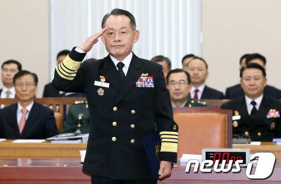 본문 이미지 - 최윤희 합참의장 후보자가 11일 오전 서울 여의도 국회에서 열린 국방위원회 인사청문회에서 선서를 하기 앞서 거수경례를 하고 있다. 2013.10.11/뉴스1 © News1 허경 기자