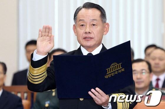 본문 이미지 - 최윤희 합참의장 후보자가 11일 오전 서울 여의도 국회에서 열린 국방위원회 인사청문회에서 선서를 하고 있다. 2013.10.11/뉴스1 © News1 허경 기자