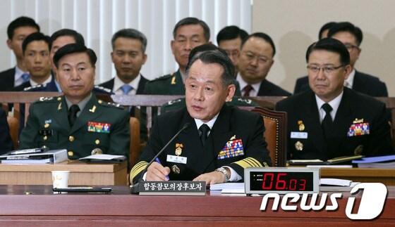 본문 이미지 - 최윤희 합참의장 후보자가 11일 오전 서울 여의도 국회에서 열린 국방위원회 인사청문회에서 의원들의 질의에 답변하고 있다. 2013.10.11/뉴스1 © News1 허경 기자