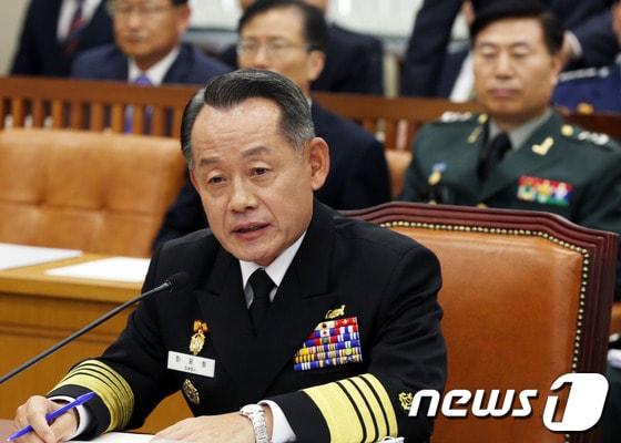 본문 이미지 - 최윤희 합참의장 후보자가 11일 오전 서울 여의도 국회에서 열린 국방위원회 인사청문회에서 의원들의 질의에 답변하고 있다. 2013.10.11/뉴스1 © News1   허경 기자