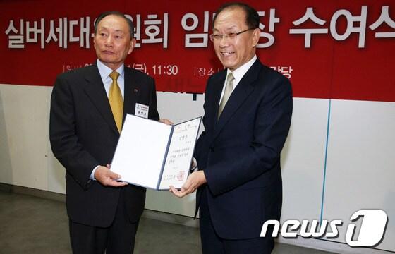 본문 이미지 - 새누리당 황우여 대표가 11일 서울 여의도 당사에서 열린 실버세대위원회 임명장 수여식에서 위원들에게 임명장을 수여하고 있다. 2013.10.11/뉴스1 © News1   오대일 기자