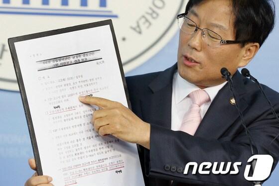 본문 이미지 - 국회 국토교통위원회 소속 민주당 윤후덕 의원이 지난 11일 국회 정론관에서 열린 기자회견에서 국토교통부로부터 제출받은 &#39;4대강 종합정비 관련 균형위 상정안건 VIP 사전보고 결과 보고&#39; 문건을 공개하고 있다. 윤 의원은 문건을 인용하며, 