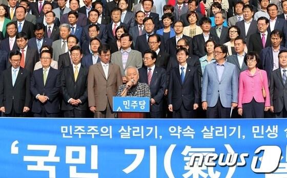 본문 이미지 - 민주당 김한길 대표가 11일 오전 서울 여의도 국회 본청 앞 계단에서 열린 &#39;국민 기 살리기&#39; 국정감사 출정식에서 발언을 하고 있다. 김 대표는 이날 국정감사를 앞두고 