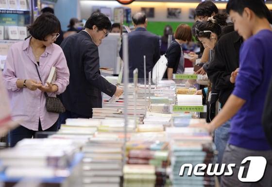 본문 이미지 - 서울 광화문 교보문고에서 시민들이 책을 둘러보고 있다. © News1 이동원 기자