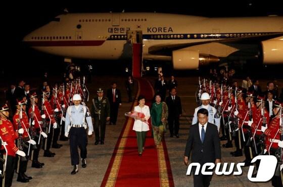 본문 이미지 - 박근혜 대통령이 10일&#40;현지시간&#41; 오후 인도네시아 자카르타에 도착하고 있다. &#40;청와대 블로그&#41; 2013.10.11/뉴스1 © News1 박철중 기자