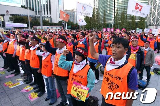 본문 이미지 - 고용부의 &#39;법외노조&#39; 예고시한이 나흘앞으로 다가온 가운데 전교조는 고용부 결정 철회를 위해 집회, 국제기구 제소, 법적 대응 등 총력대응한다는 방침이다. /뉴스1 © News1 한재호 기자